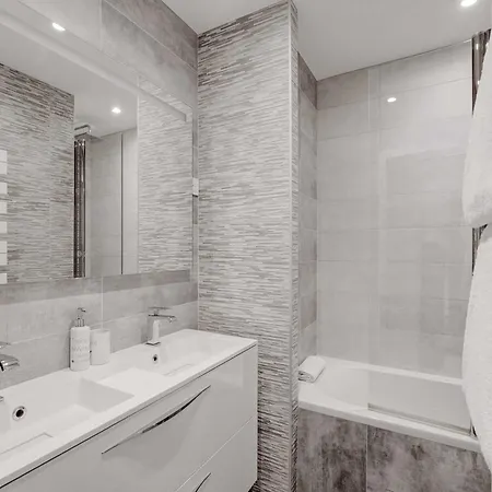 Spacious Apartment- 3br 6p - *
